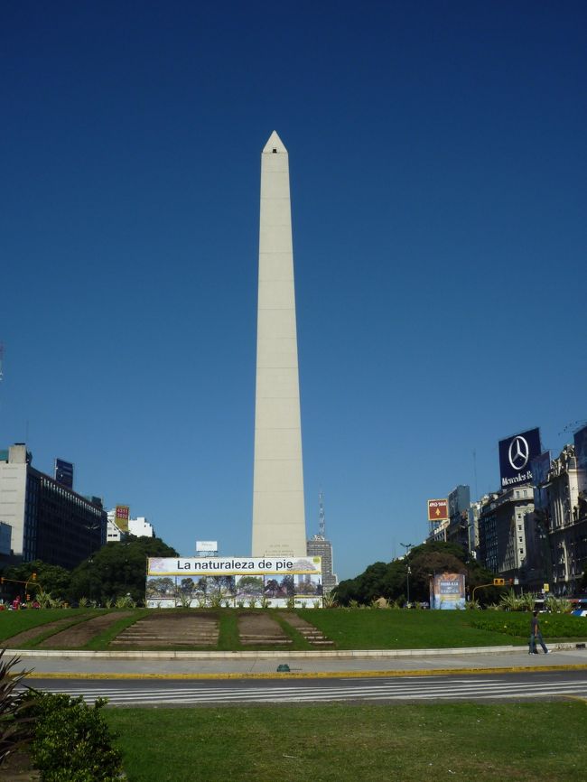 ホテルはチェックインできないので荷物を預かってもらい外に出ると<br />オベリスクが徒歩数分のところにありました。