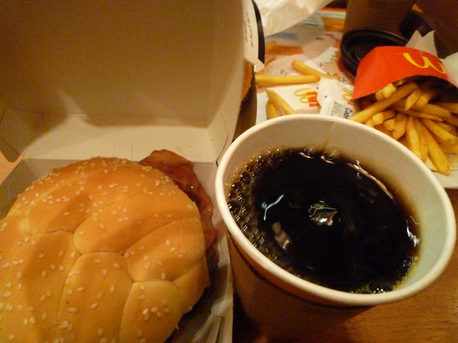 お昼も過ぎ、ペソに交換してなかったのでカードが使用できて<br />内容もわかるマックへ<br />さすがアルゼンチン、ハンバーガーのお肉が大きい、特別なのを頼んだせいもありお腹がいっぱい・・・少しもたれ気味でこの日は夕飯が入りませんでした。おねだんも2人分で1400円くらいだからマックとしてはお安くないですね。