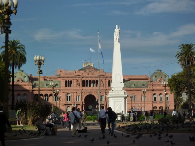 	<br />大統領府 (Casa de Gobierno)<br /><br />別名「カサ・ロサーダ(Casa Rosada−バラ色の家の意)」。1862年から現在まで歴代大統領の行政の場として役割を果たしてきた。