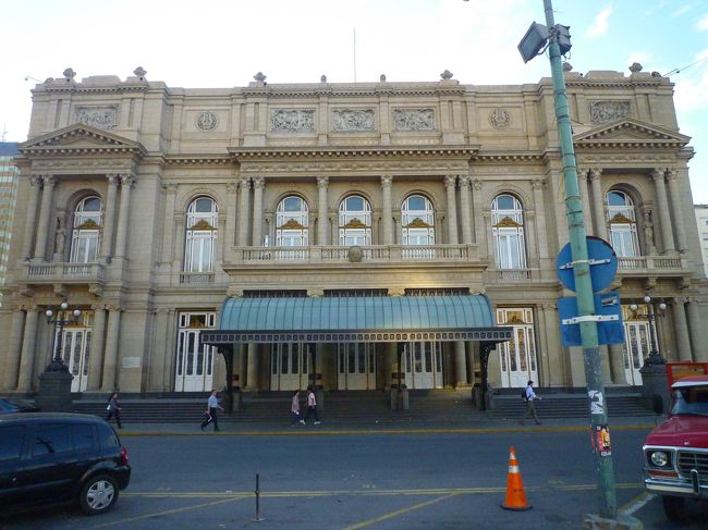 コロン劇場<br />世界でもっとも音響効果の良い劇場の一つといわれ、ヨーロッパがシーズンオフとなる5〜11月には世界的に有名なオーケストラや音楽家が訪れ、公演を行う。