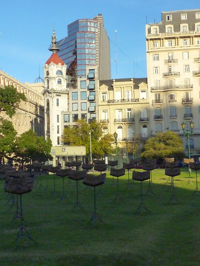 譜面台に芝が楽譜のように乗っています<br />なんか素敵ですよね