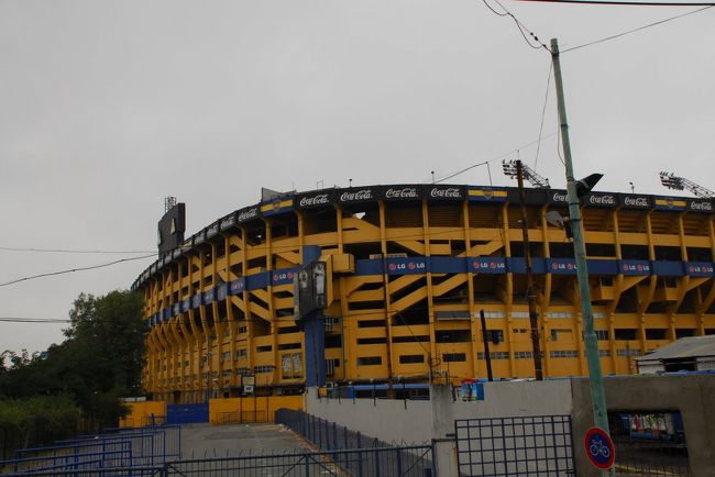 スタジアム<br />バスからの見学すがサッカーファンなら試合をみたくなりますね。