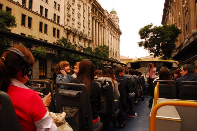 ダブルデッカーバスに乗って観光しました。<br />日本語の音声案内あります。乗り降り自由で見学できます。<br />チケットはペソのみ、カードも使えません。<br />主に観光客が利用するのにカード不可なんて？！<br /><br />窓口は英語は通じません。