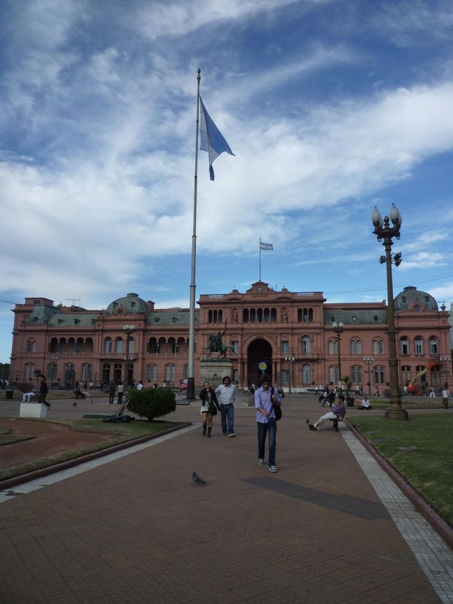 五月広場 (Plaza de Mayo)<br /><br />ブエノスアイレスの中心広場。その名は、独立運動が始まるきっかけとなった「五月革命」(1810年5月25日)に由来する。大統領府、カビルド、大聖堂などの史的重要建築物に囲まれ、しばしば抗議デモの中心部ともなる。