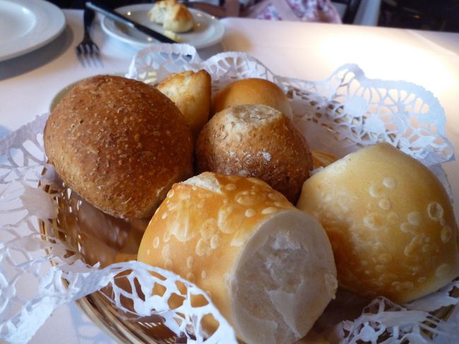 プエルト　マデ−ロのレストランでランチ<br /><br />かごに数種のパンがきます。<br />このレストランもとっても美味しかったです。<br /><br />ランチメニューもあるようで、デザートにアイスクリームがついてました。それが良かったな・・・・