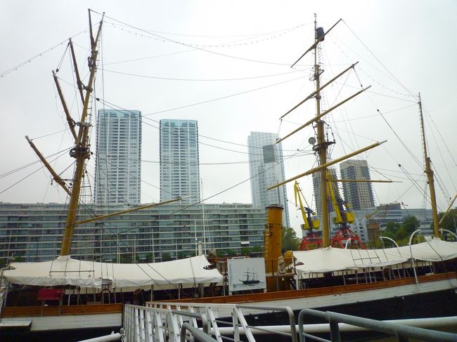 プエルトマデ−ロ<br /><br />建物に沿って続く2kmほどのきれいな遊歩道は散歩するだけでも気持ち良く、各レストランもそのシックな雰囲気や涼しげな景観で人気を集めている。<br /><br />