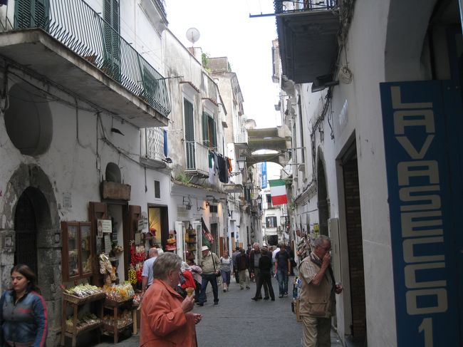 アマルフィのメインストリート。本当に小さな町です。