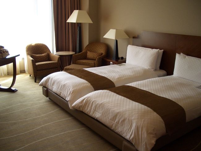 泊まったホテル『美麗信花園酒家』<br /><br /><br />台湾行こう！って決めた２週間後には出発した私たち。<br />・・・ですが、出発前日にハプニング発生。<br /><br />Ｋ嬢が出社してきてすぐに「姐さぁん・・・台湾行けないかも。」<br /><br />！！！なんですと！！！<br /><br />後輩のＫ嬢はゴルフを始めたばかりの頃で、<br />会社帰りに打ちっぱなしへ出かけた模様。<br /><br />その時に　グキッ！！<br />腰をやっちゃったらしいですわ。<br /><br />その日はそのまま整体へ直行して何とか動けはするもののかなりツライらしい・・・。<br /><br />イロイロ話して、まぁ行くだけ行くかって事にはなったけど<br />台湾についた日は「このまま寝とく〜」って。<br /><br />昼〜夕方まで一人で台北観光をすることになりました。<br /><br />