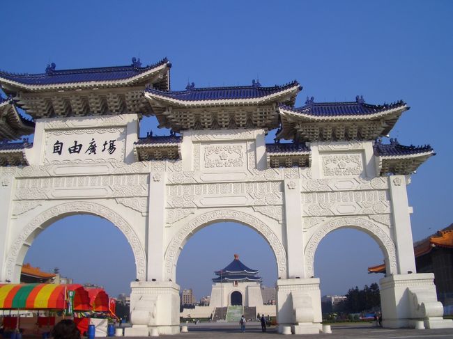 間近に来るとカメラに全体が入らない〜。<br /><br /><br />そしてこの後、この門をバックに写真を撮りたい！！と思い<br />英語で話しかけられる欧米系の観光客を探してるのに<br />まーーーーーったく居ない・・・。<br /><br />日本人も居ないってどういう事！！<br /><br />しばらくブラブラしてたけどどうにもならないから<br />意を決して中国系のおば様にジェスチャーで依頼。<br /><br />結論・・・言葉を発することがなくても、なんとかなるもんだね。