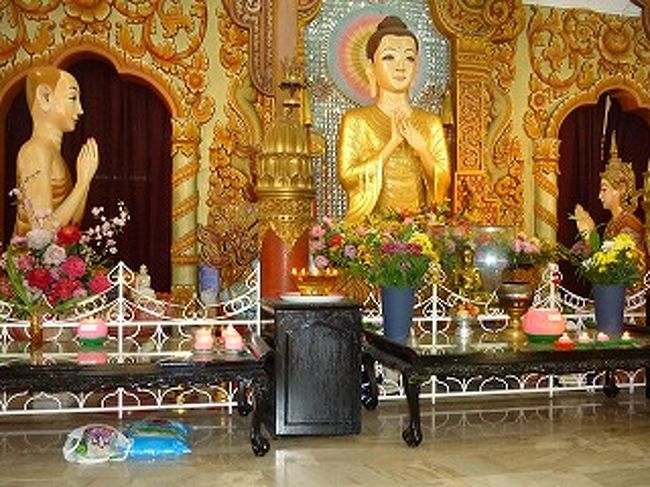 日本の仏像とは趣がちょっとばかし違います。こちらはビルマ寺院