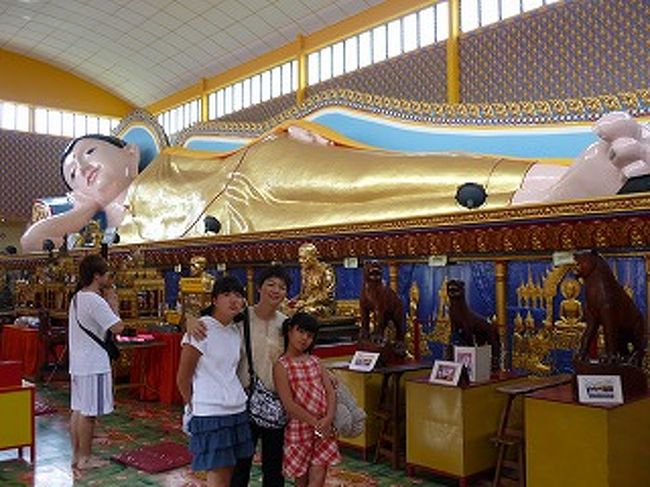 ぐるっと一周回ってきて・・・はいチーズ。<br />あとで気が付いたのですが、後ろの座像<br />お坊さんの即身仏の金箔貼ったミイラだったような・・・<br />子供たちが気が付いていたら大騒ぎだったかも・・