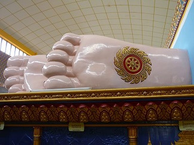 お釈迦さんの足の裏、やっぱり偏平足やなぁ。<br />