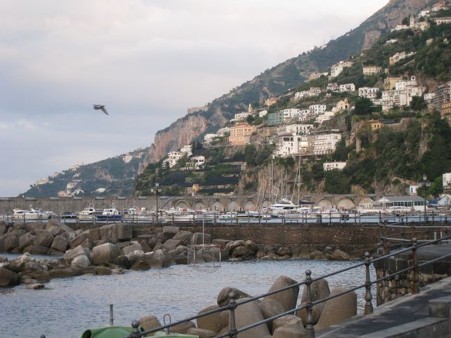 早朝の港。ホテルで朝食とカプチーノ（美味かった）を頂き、バスでソレントへ戻り、ポンペイへ。