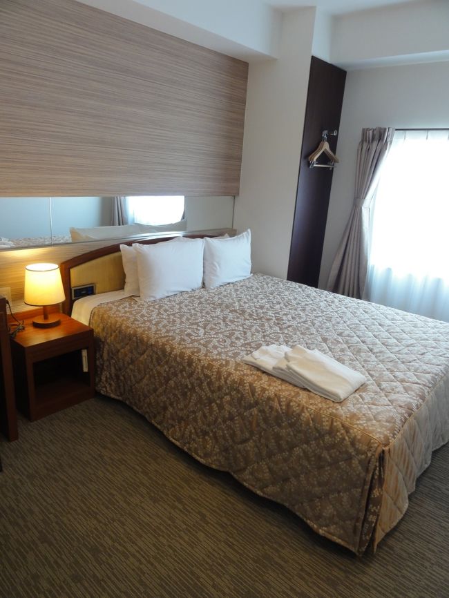 <br />　ゆいレール「美栄橋駅」で下車。<br /><br /><br />　那覇でのお宿は「那覇前島りらっくすホテル」<br />　出来立てピッカピカのホテルです。<br /><br />　今回は夫婦ふたりなので安いダブルの部屋にした。<br />　それでも広ーい。<br /><br />　那覇ではいろんなホテルに泊ってきたけど<br />　ここ、当たりかも。