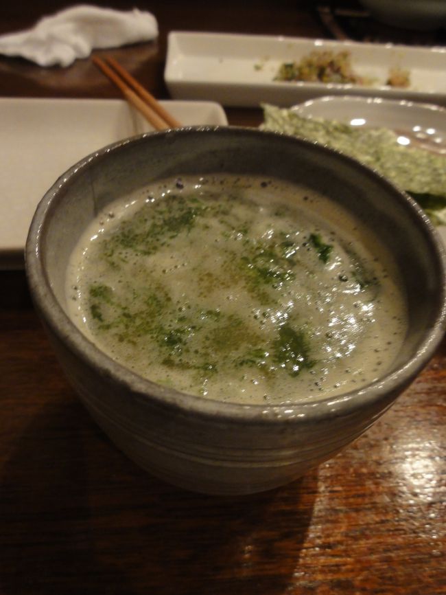 <br /><br />　そして、〆の骨汁。いろんな魚の骨を煮込んで<br />　作るそうです。<br /><br />　本当にすごーく美味しい。ほっとする味。<br /><br /><br />　カウンターだったので大将と色々とお話させてもらって<br />　楽しい夜でした。<br /><br />　大人だけってこういうのができるからいいね。