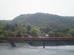 続いて宇治上神社の方へ向かって川沿いを歩き橋をわたりました。朱塗りの橋が風景にとても合っていて「源氏物語」