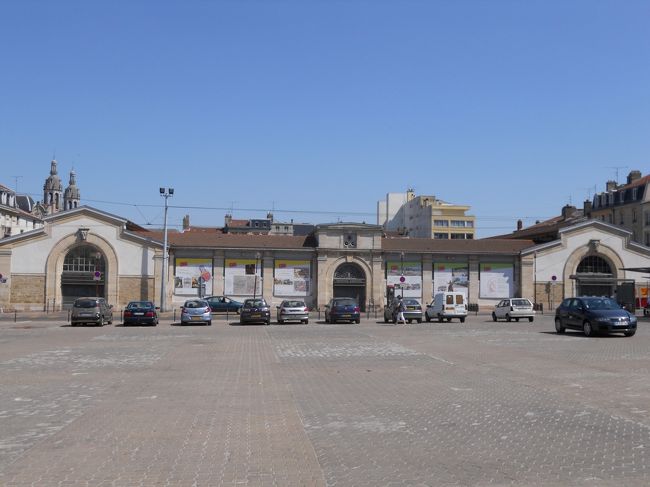 Alain Afflelouの北側にある市場