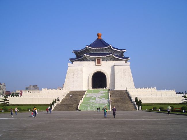 公園を奥に進むと『台湾民主記念館』<br />・・・今は『中正紀念堂』（なのかな？）があります。<br /><br />この記念館の中には巨大な蒋介石像があります。