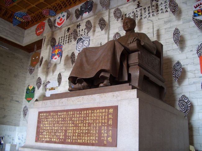 コレがその『蒋介石像』<br /><br />この写真だと大きさがイマイチわからないね・・・<br />と思いきや！！<br /><br />左隅（下側）に注目。<br />人が写ってるでしょう！<br />人がこのサイズってことは・・・きょっ巨大〜☆