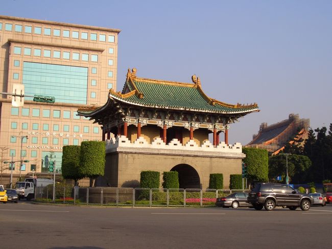 台湾民主記念館を後にして、２２８公園まで歩く途中にある『東門』<br /><br />こういう門が街中にあるって・・・<br />なんか時代を感じさせていいなぁ。<br /><br /><br />後ろのビルは『国民党中央党部』かな？