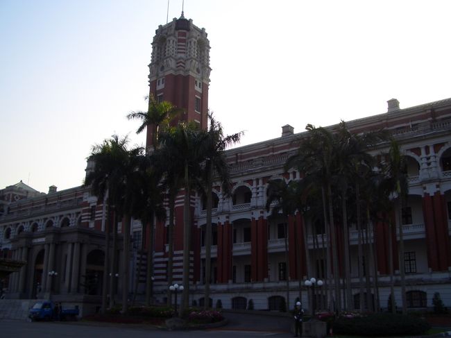 『総統府』<br /><br />台湾が日本統治下にあった時代に日本人によって造られた建物です。<br /><br />平日の午前中なら内部を見ることが出来るんですけど、<br />私が訪れたのは午後・・・。残念。<br /><br />しかも逆光になるんで、午前中に行くことをお勧めしま〜す☆