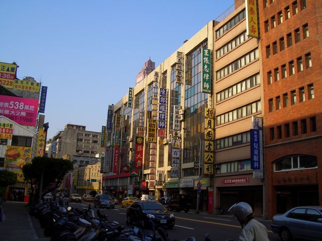 台北駅に向かうまでの街並み。<br /><br />なんだかやたらと歩道がデコボコ・・・。<br />どうやらお店の前の歩道は、そのお店の私有地らしくて<br />高さが統一されないみたい・・・。<br /><br />周りに気を取られ過ぎると転んじゃいそうです。