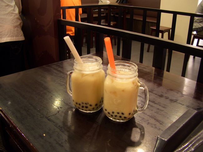 夕方ホテルに戻ると、まだ寝ていたＫ嬢。<br /><br />「ご飯どうする〜？？」と声をかけると、ムクッと起き上がって<br />「行く〜〜！」って。<br /><br />「腰はどう？？」「なんか、ちょっといい感じ」<br /><br />ヨカッタ、ヨカッタ。<br /><br />じゃぁ、行こっか・・・と街へ繰り出しご飯を食べた後、<br />ホテルに戻る途中見かけた甘味屋さん。<br /><br />「行っとく？？」「もちろん！」・・・ってことで<br />タピオカミルクティを飲んどきました！<br /><br /><br />さ〜、明日は『高雄』へＬｅｔ’ｓ Ｇｏ！！