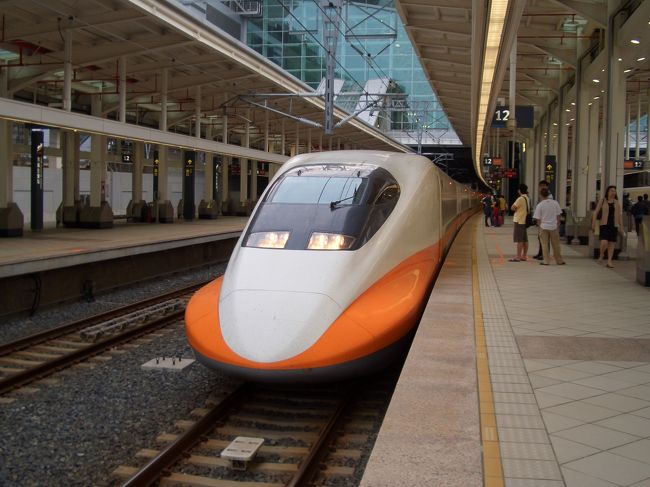 これです！コレ、コレ！！<br /><br />『台湾新幹線』<br /><br />乗った感想は・・・まぁ、普通？？<br />なんだろう、日本の新幹線のイメージがつよいからかなぁ・・・。<br />それと比べるとシートはちょっと安い感じ。<br /><br />でも、２時間で台湾南部まで行けちゃうのは便利です☆