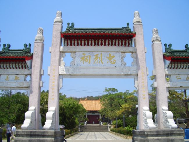 『忠烈祠』<br /><br />戦死した愛国勇士を祭ってあります。<br />忠烈祠は高台にあるんで、高雄の街が見渡せます。