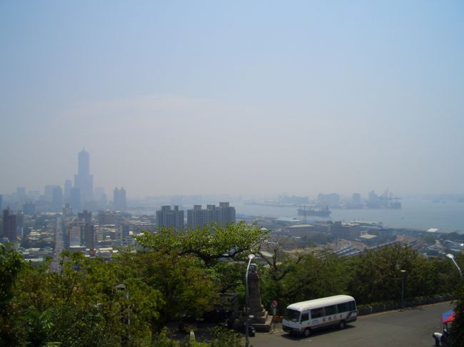 忠烈祠から見た、高雄の街です。<br /><br />ちょっと霞んでて残念・・・。