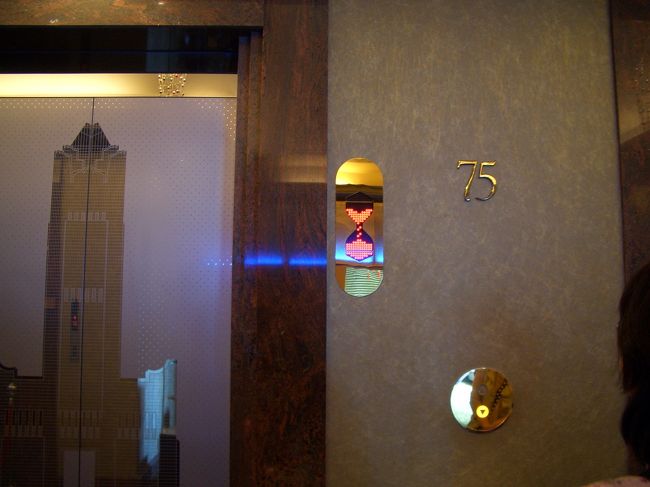 台北には台湾１高い（ちょっと前まで世界１だったのにね）<br />『台北１０１』がありますが、台北１０１に次ぐ高層ビルが高雄にあります。<br /><br />『８５景観台』<br /><br />ここからは３６０度のパノラマで高雄の街が見渡せます！<br /><br />７５階なんでエレベータを待つ時間がちょっとかかる所為なのか、砂時計的な表示がついてました。