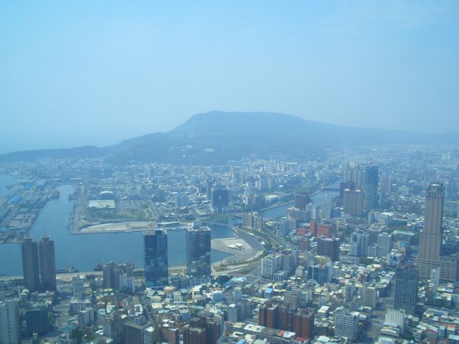 ８５景観台からの高雄の街<br /><br />ガラス越しなんで、写真が青いですねぇ。