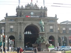 チューリッヒ中央駅です。
駅前のこの銅像の方は、スイスの鉄道王エッシャーさんだそうです。
サンゴッタルド鉄道を興し、クレディスイス銀行を興し、チューリッヒ工科大学学長まで務めた方なんですって。
