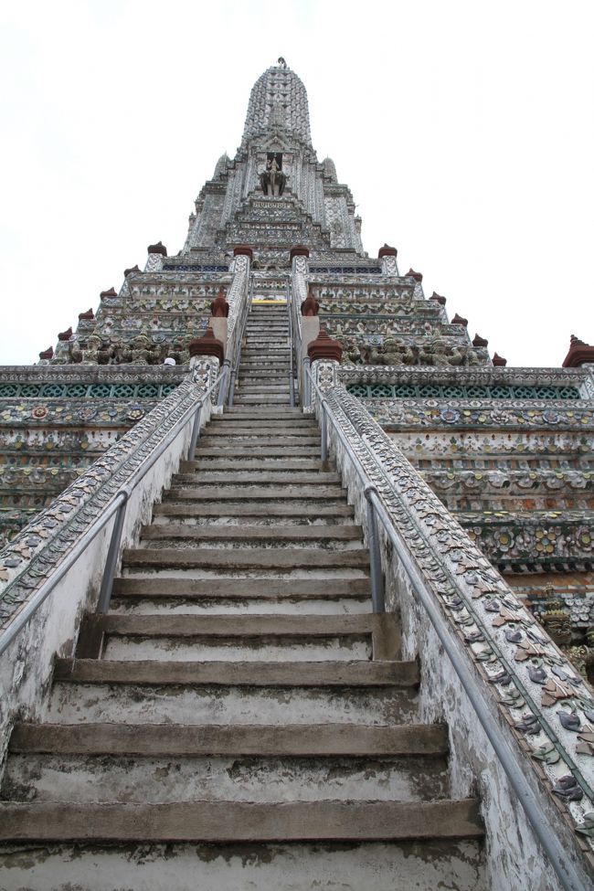 チェコ、オーストリア、ハンガリーに行った時も教会やらに上れるんですね。景色キレイですからね<br />でも実は高所恐怖症なんですね、網みたいになってる透けた階段の上るのも怖いくらいですから。それでも怖くて上るんですけど、降りる時にこれほど怖かったのは初めてですね。<br />このときばっかりは真剣にもうだめかも分からんねって思いましたね（つω｀；）<br />でも降りない訳にも行かないのでゆ〜っくりおりましたよ<br />最後なんで階段降りるたびに足がぷるぷるしてしましたよ〜近くに居た日本人のカップルに見られてたかな？？