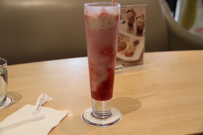 とりあえず暑すぎるのでサイアムのパラゴンへ<br />地下にあるハーゲンダッツへ<br />旨かった〜アイス入りのシェイクのような飲み物<br />お腹もすいていたので地下にあるレストランを見ているとあのCrystal Jadeがあったんですね〜<br />早速行く事に