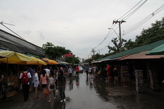 とにかく暑い、外でも十分暑いんですけど建物の中に入るとさらに蒸し暑く