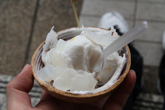 それで近く似合った屋台でココナッツアイスを<br />これ買って涼しいところで食べるとすぐちょーし良くなりました<br />水は十分摂ってくださいねえ＝
