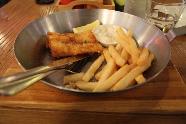 色々見て魚料理の店へ<br />このフィッシュ＆チップスいまいち<br />料理があまり美味しくないので有名なロンドンで食べたやつの方がおいしかったな