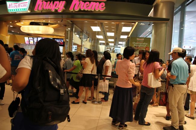 ここでもクリスピードーナツは行列ですねえ<br />この時はまだ人は少ないほうだったな<br />
