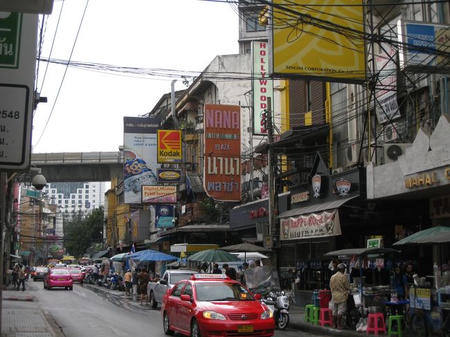 ビールを頼んでおしゃべりすれば、一人でも楽しめるバー。本来の遊び方とは違うのかも。