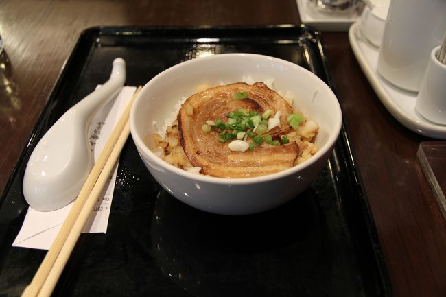 一緒にチャーシュー丼もこれも美味しいけどチャーシューが薄っぺらいの１枚って量少ないよ（´ω｀；）<br />値段は日本と同じくらいだから高いな