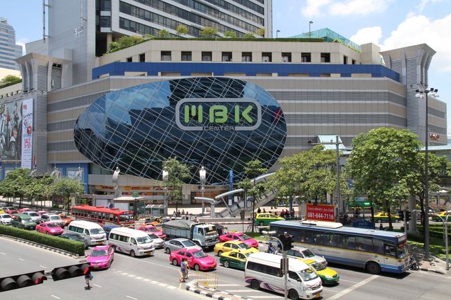 バンコク出発前日MBKへ<br />色々ごちゃごちゃしていて結構何でも売ってるとこですね〜<br />カメラを買い替えたのですが重い（´ω｀）そして暑さでなかなか写真も撮れずでした。普通のデジカメも購入して行く予定が間に合わず。ですので次回もぜひバンコクに来てみようと思います！！アユタヤやパタヤも行ってないですもんね