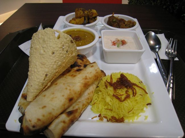 スーパーのフードコートで、一人インド飯。美味かった。