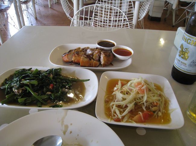 一度は食べてみたかったソムタム（右端）。空芯菜の炒め物（左端）の方が好みでした。