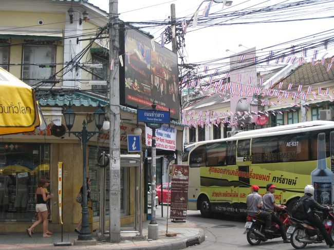 １０年前に泊まったカオサンのホテルを見に行ってみたが、見つけられず。記憶の中の通りと、建物並びが逆だったことに愕然。お土産に、缶ビールの空き缶で作られたトゥクトゥクを値切って購入。