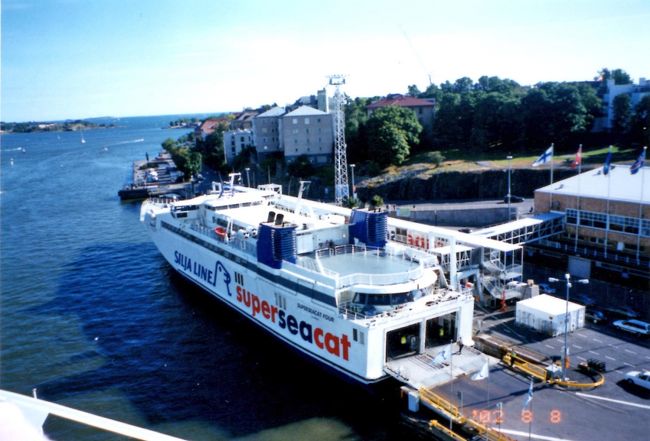 ヘルシンキ南港内、同じシリヤラインだが小さめのフェリー。