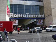 【ローマ　テルミニ駅】
イタリア鉄道旅行の基点になる、首都ローマの中央駅テルミニ駅　STAZIONE TERMINI
地下階、地上階、中二階と３層に別れた巨大ステーションです。