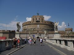 【Castel Sant'Angelo】
サンタンジェロ城、ローマのテヴェレ川右岸にある城塞です。
サンタンジェロ城の名称は、590年にローマでペストが大流行した際、時の教皇グレゴリウス1世が城の頂上で剣を鞘に収める大天使ミカエルを見て、ペスト流行の終焉を意味するとしたことに由来するそうです。