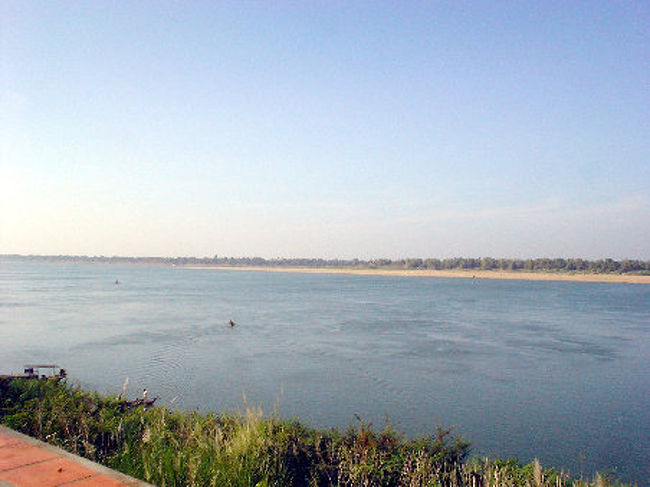 朝は８時ころから活動開始です。<br /><br />左後方のほうから陽が昇ります。<br /><br />今日のメコン。 