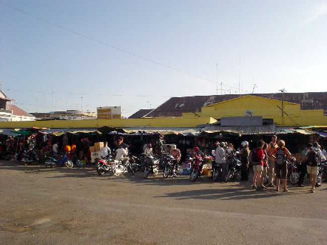 市場はすでに活発です。<br /><br />フランス・パンを仕入れます。